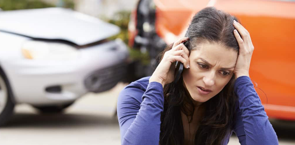 car wreck victim talking to chicago auto wreck attorney